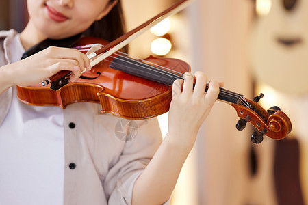 乐器培训拉小提琴的女性背景
