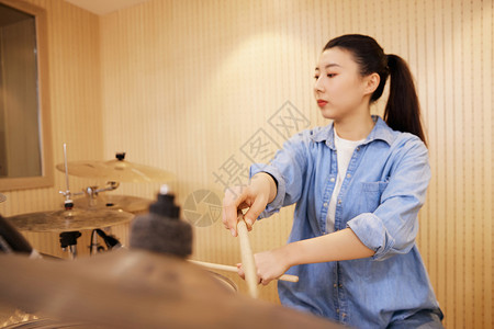 西洋乐器演奏打架子鼓的女性背景