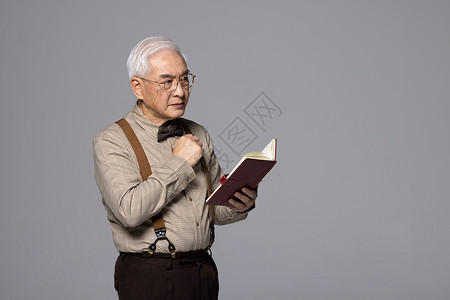 看书思考的老年人图片