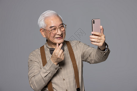 使用智能手机的老人图片