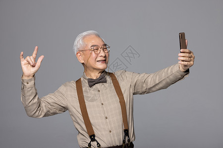 使用手机自拍的老人图片