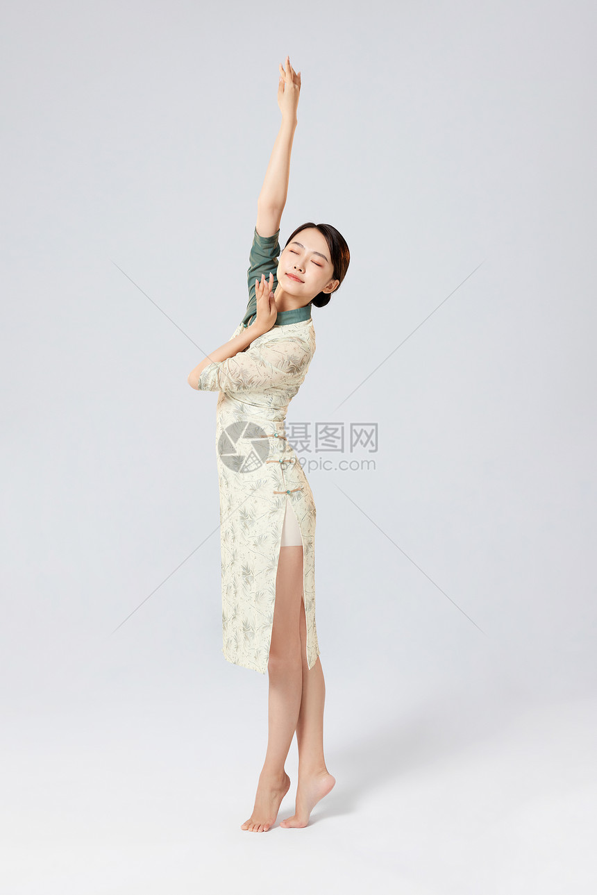 古典东方旗袍美女舞者跳舞图片