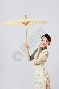 旗袍美女舞者拿油纸伞跳舞图片