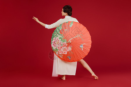 古典东方传统旗袍美女舞者撑伞背影图片