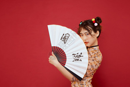 中国风国潮美女拿折扇图片