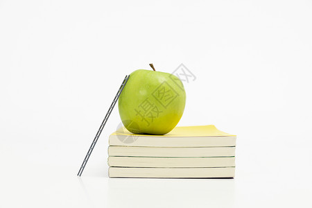 书上的苹果青苹果绿色健康创意静物背景