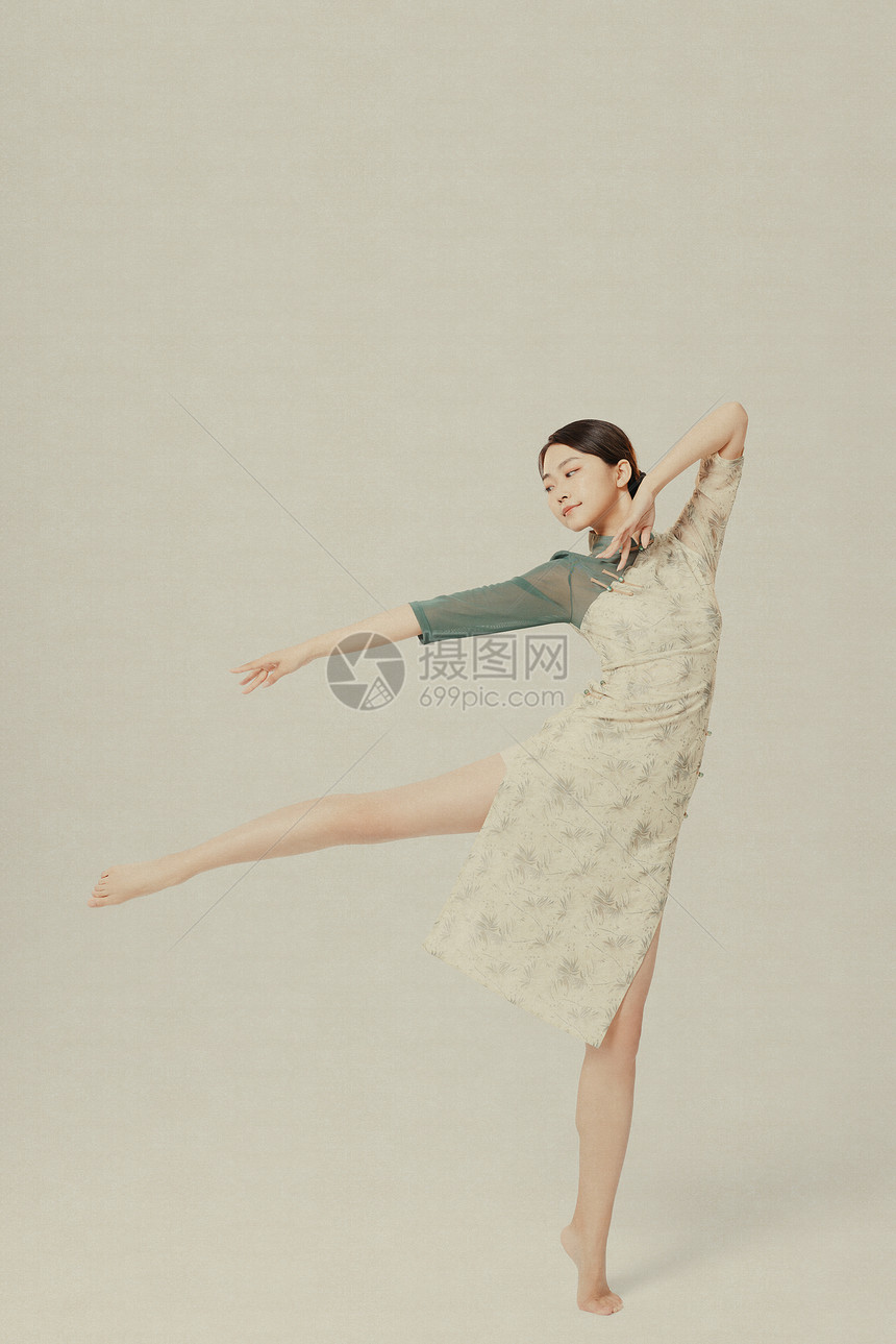 中国风工笔画传统旗袍美女舞蹈图片