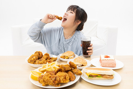 鱼排汉堡肥胖女性大口吃炸鸡翅背景