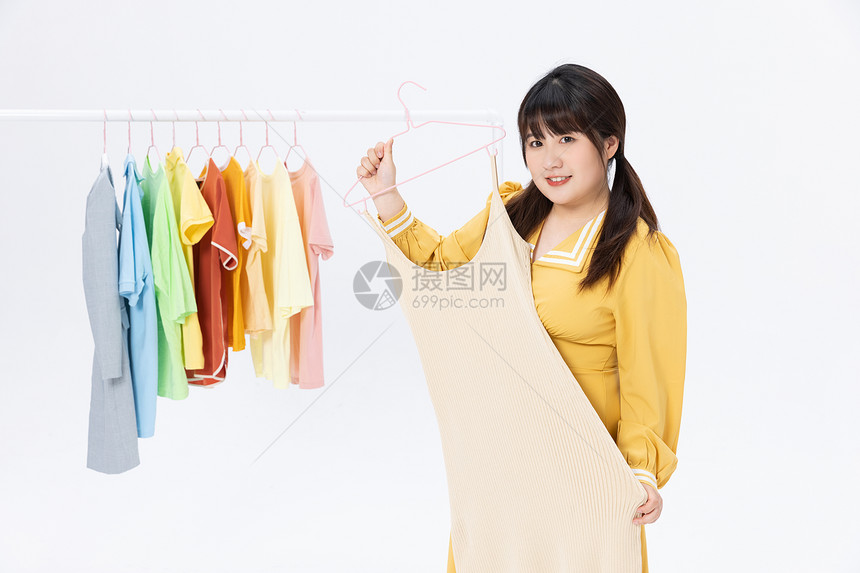 购物中挑选服装的肥胖女性图片
