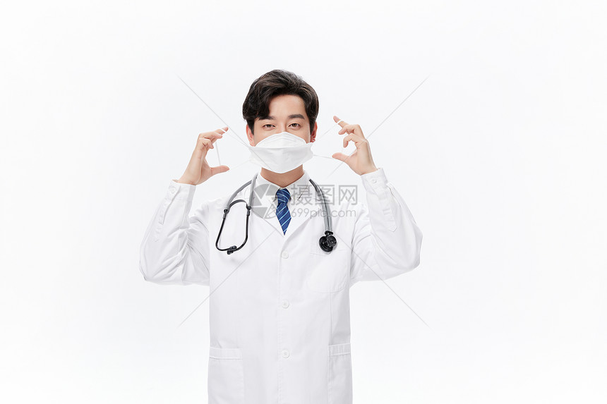 男性医生佩戴口罩形象图片