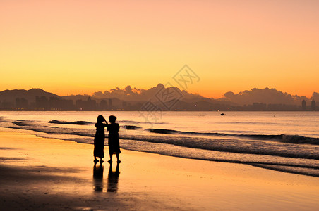 海南岛三亚海边晨练图片背景图片