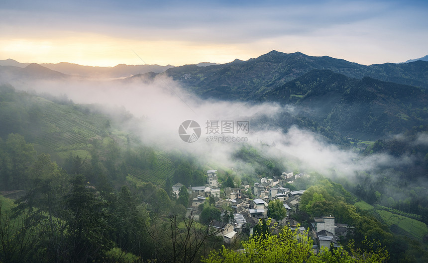 皖南山区歙县石潭村云雾徽派建筑图片