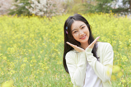 小花花油菜花花海中的可爱少女背景