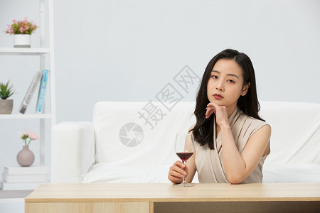 喝酒悲伤难过的女性高清图片