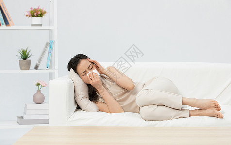 躺在沙发哭泣的女性图片
