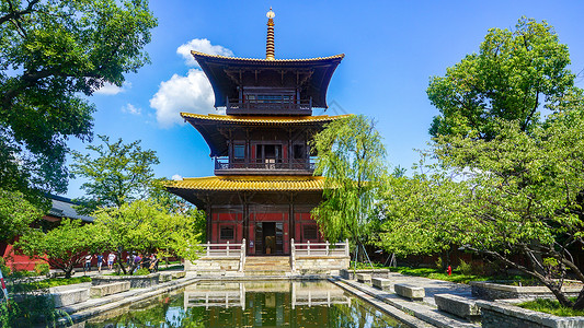 阁楼倒影夏日绿意环绕的古建筑背景