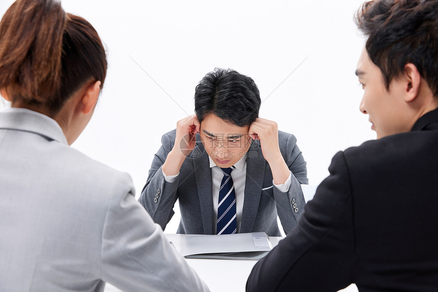 商务男性应对面试官焦虑状态图片