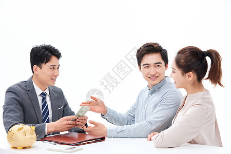 青年夫妻咨询理财顾问做投资图片