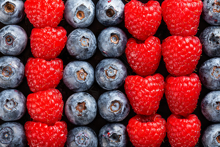 蓝莓和树莓排列在一起高清图片