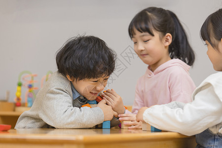 学习女孩子调皮小男孩和女孩子玩积木背景