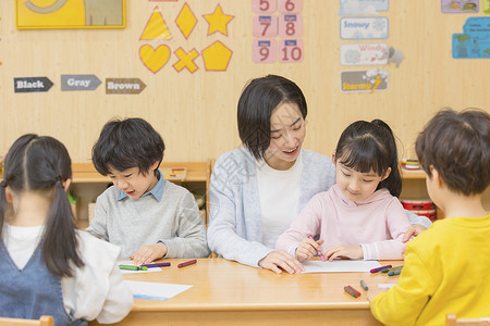 识字幼儿园老师教小女孩写字背景