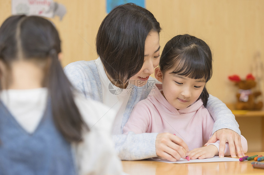 幼儿园老师教小女孩写字图片