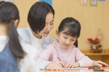 识字幼儿园老师教小女孩写字背景