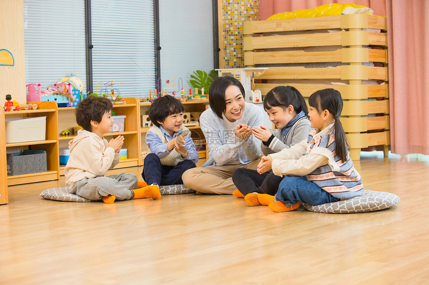 女幼师上课和小朋友们积极互动