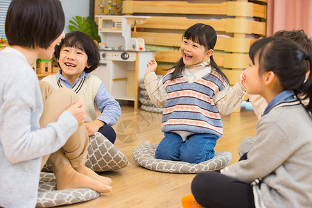 不想上幼儿园小女孩课上回答问题互动背景