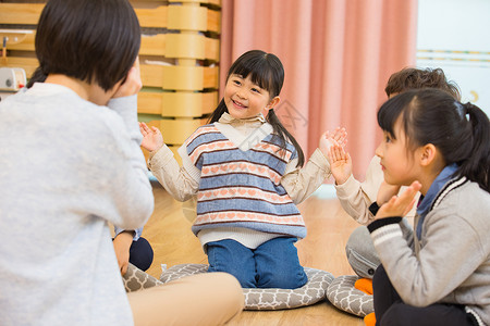 不想上幼儿园小女孩课上回答问题互动背景