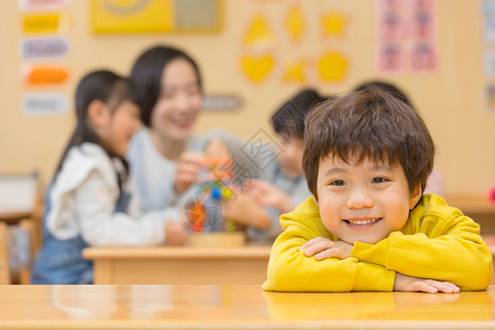 幼儿园小男孩在幼儿园的小男孩形象背景