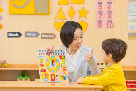 幼教玩具老师夸赞小男孩玩玩具背景