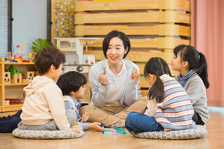 幼儿教学素材幼儿园老师与小朋友做互动背景