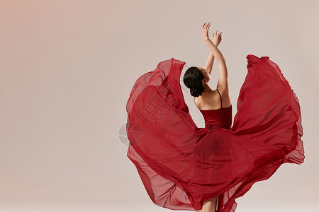 古典舞蹈美女舞者甩动长裙裙摆背影背景