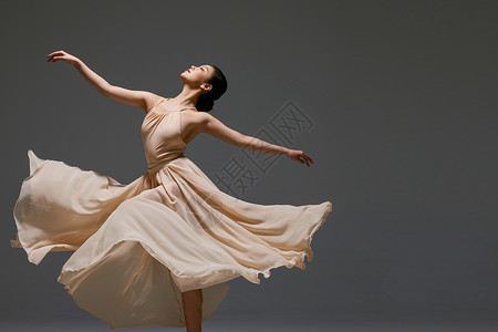 传统舞蹈美女舞者甩动长裙裙摆背景