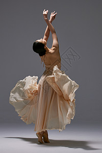 美女舞者双臂伸展图片