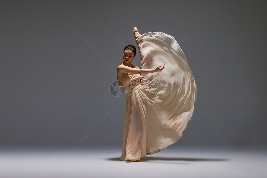 美女舞者舞动长裙裙摆踢腿图片