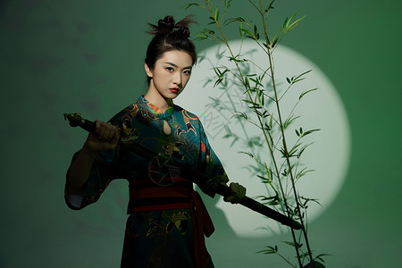 手拿宝剑的中国风美女背景图片