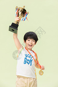 小男孩手捧金牌奖杯背景图片