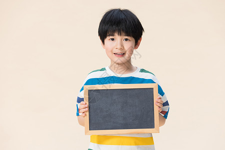 提示板小男孩手举小黑板背景