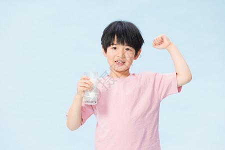 学生营养小男孩茁壮成长喝牛奶背景