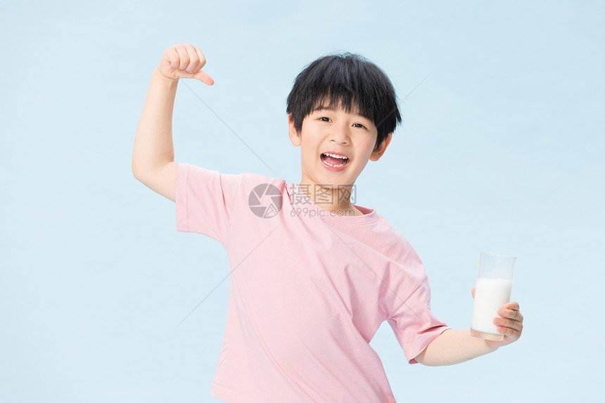 小男孩茁壮成长喝牛奶图片
