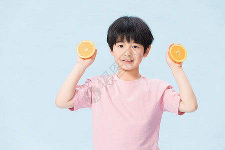 可爱小男孩吃拿橙子高清图片