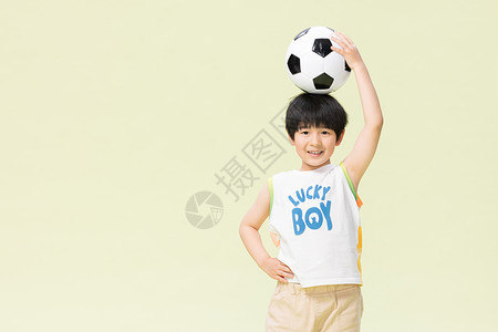 童真小男孩玩足球亚洲人高清图片素材