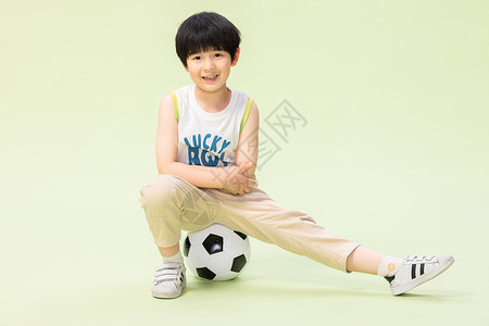童真小男孩玩足球模特高清图片素材