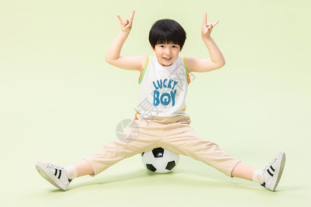童真小男孩玩足球活力高清图片素材