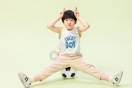 童真小男孩玩足球活泼高清图片素材