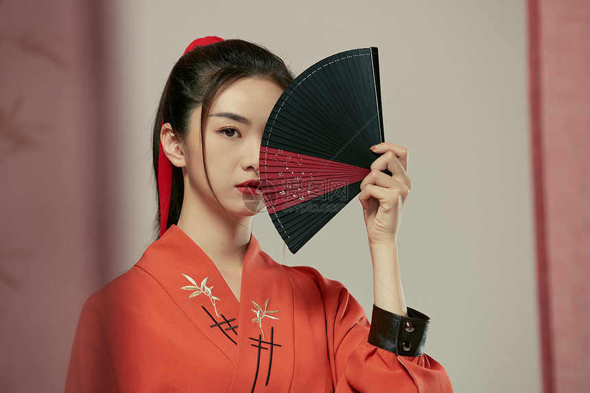 拿折扇的中国风美女图片