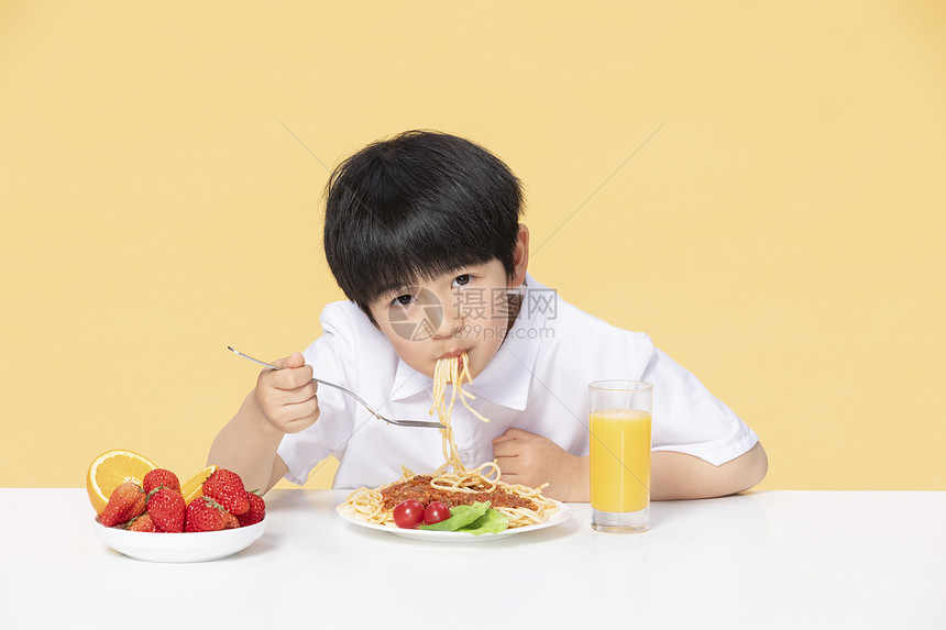 可爱小男孩健康饮食图片