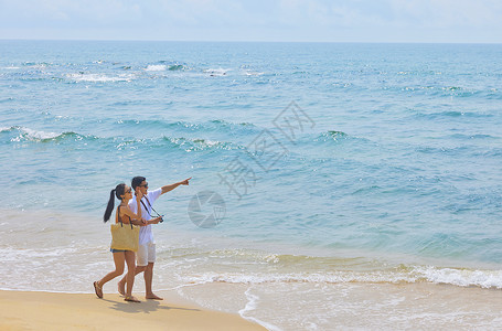 夏日正长年轻情侣海边旅行背景